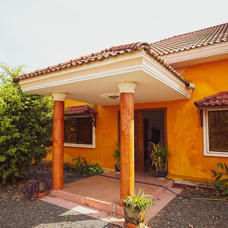 Yellow Star Hostel Kampot Bagian luar foto